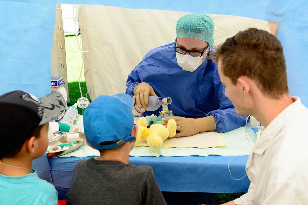 Im OP-Zelt erklren Teddy-Docs den Kindern, was bei der Narkose passiert.