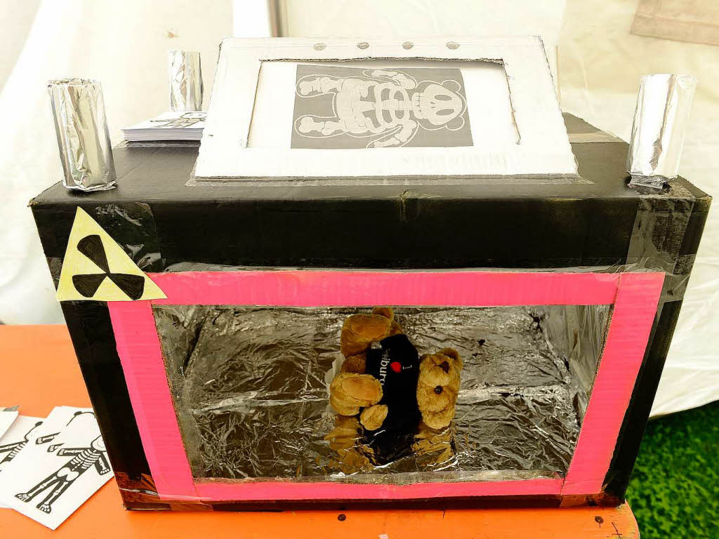 Der Bär in der selbstgebastelten Röntgenapparatur Der Bär in der selbstgebastelten Röntgenapparatur