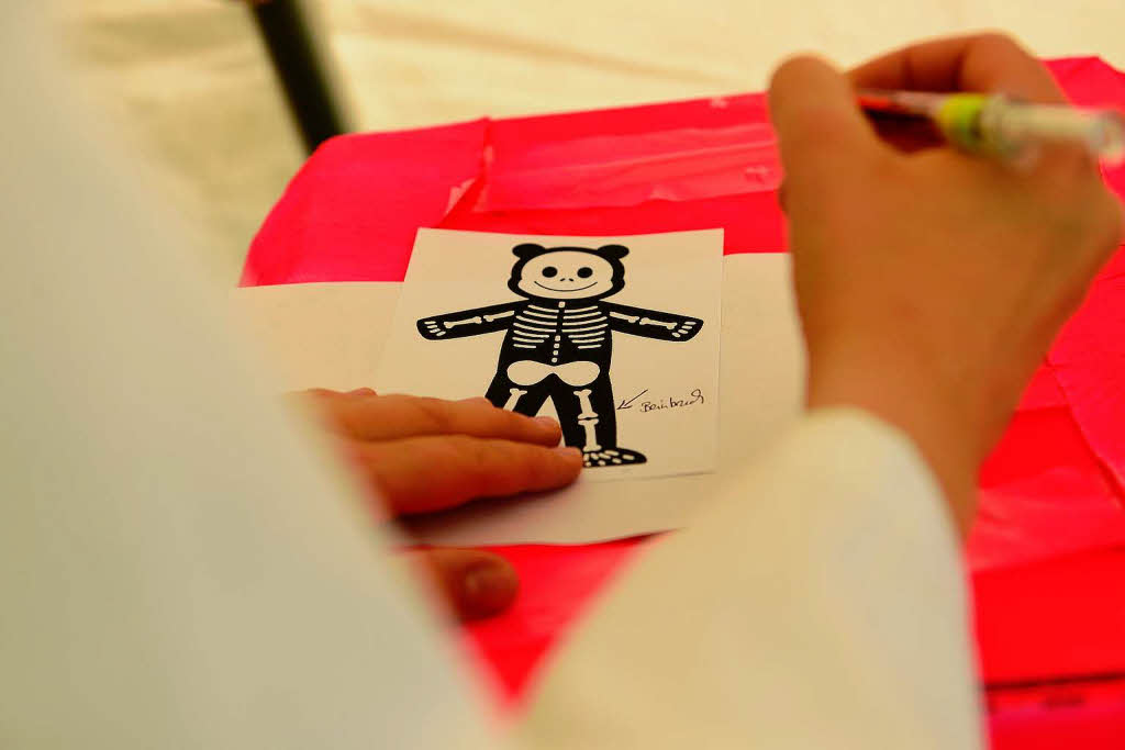 In der Teddy-Klinik gibt’s ein Röntgenbild – mit Kennzeichnung der Bruchstelle. In der Teddy-Klinik gibt’s ein Röntgenbild – mit Kennzeichnung der Bruchstelle.