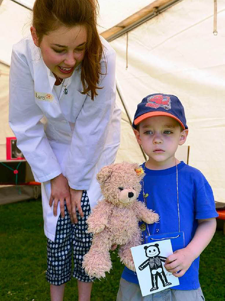 Der dreijhrige Lionel und sein Teddy – mit Beinbruch, hat Dr. ted Lara Knpffer diagnostiziert.