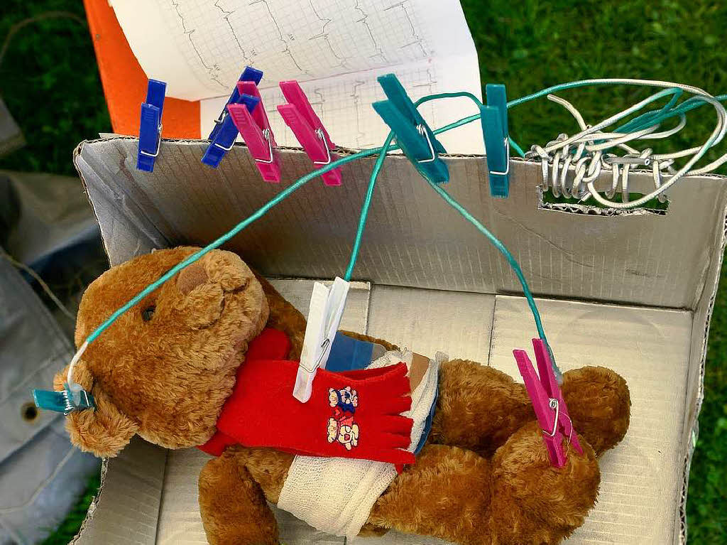 Der EKG wird mit Wäscheklammern an den Patienten angestöpselt. Der EKG wird mit Wäscheklammern an den Patienten angestöpselt.