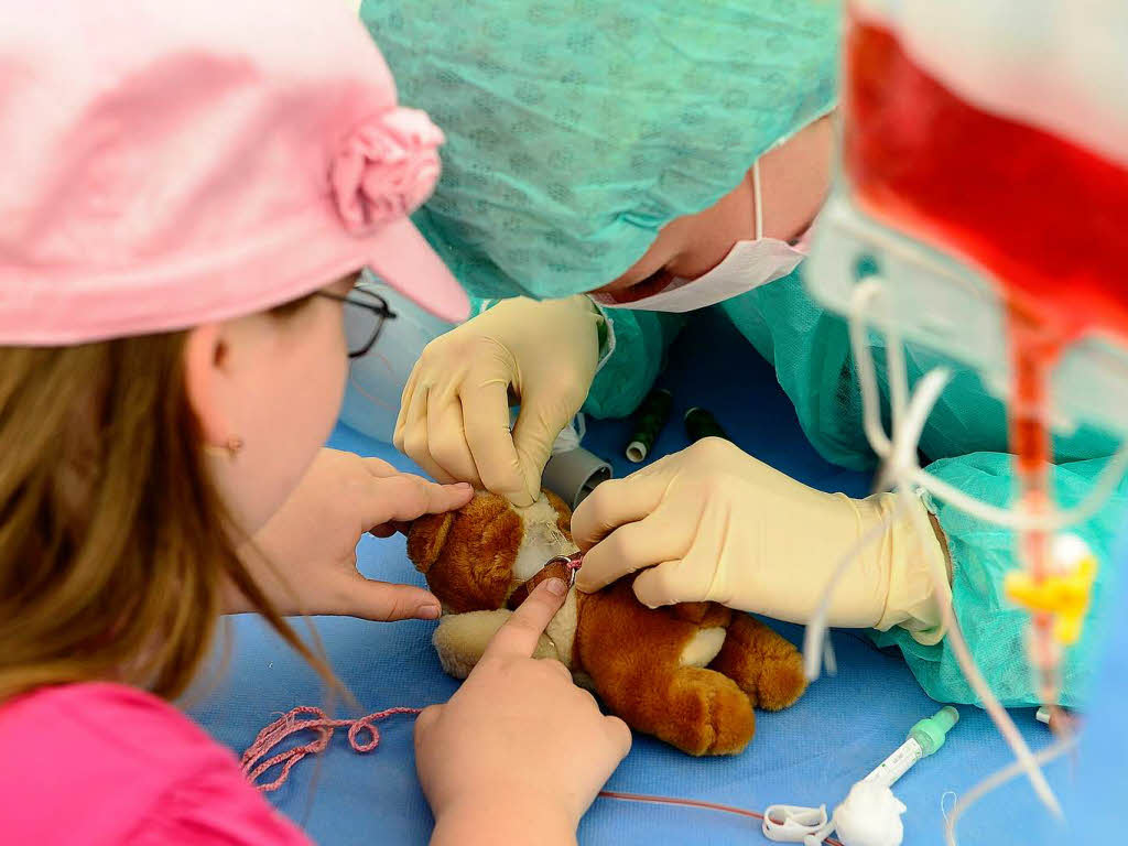 Max wird operiert. Er hat ein Riss im Fell. Diana (6) weiß schon, dass er kein Teddy-Blut aus dem Tropf braucht. Max wird operiert. Er hat ein Riss im Fell. Diana (6) weiß schon, dass er kein Teddy-Blut aus dem Tropf braucht.