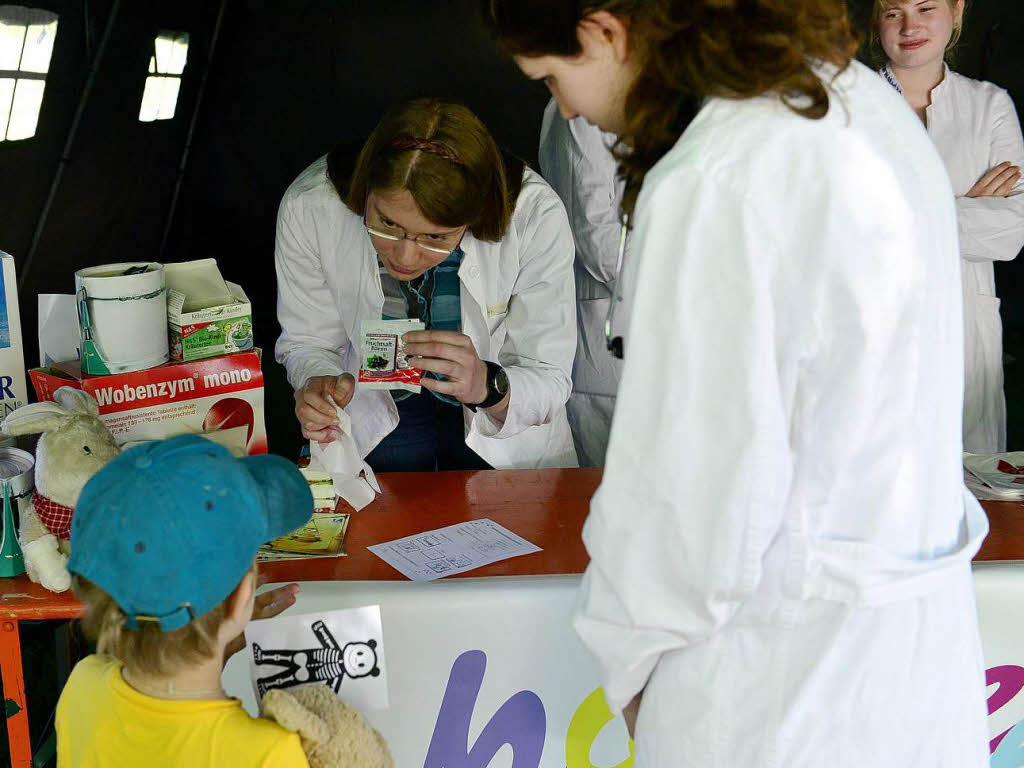 Die Patienten bekommen ein Rezept für Bauchweh- oder Schmerztee, die Kinder in der Apotheke Gummibärchen. Die Patienten bekommen ein Rezept für Bauchweh- oder Schmerztee, die Kinder in der Apotheke Gummibärchen.
