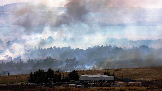 Rauchwolken steigen ber den Golanhhe...n und Assad-Truppen heftige Gefechte.   | Foto: DPA