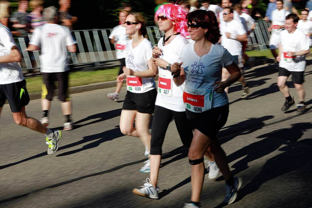 Business Run in Freiburg: Bei dem Firmenlauf ber sechs Kilometer rund um das SC-Stadion und entlang der Dreisam werden jeweils die Zeiten von drei Lufern einer Firma zusammen gewertet. Mit einer Gesamtzeit von 1:01:17 Stunde lie das Team 