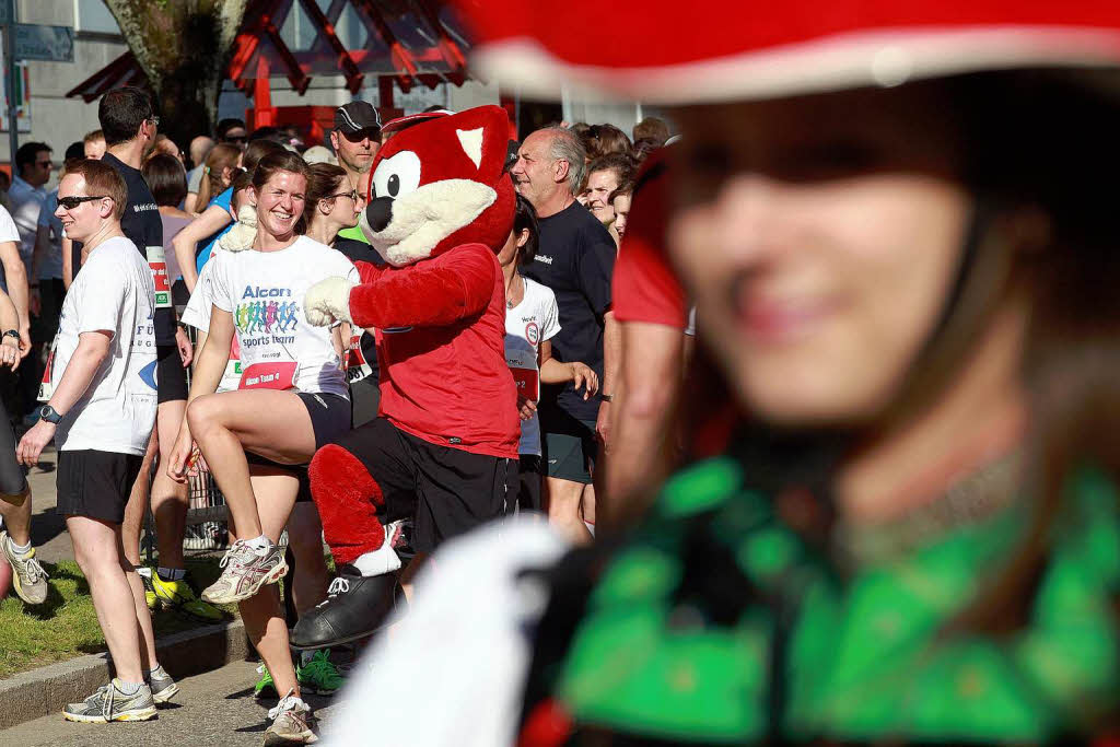 Business Run in Freiburg: Bei dem Firmenlauf ber sechs Kilometer rund um das SC-Stadion und entlang der Dreisam werden jeweils die Zeiten von drei Lufern einer Firma zusammen gewertet. Mit einer Gesamtzeit von 1:01:17 Stunde lie das Team 