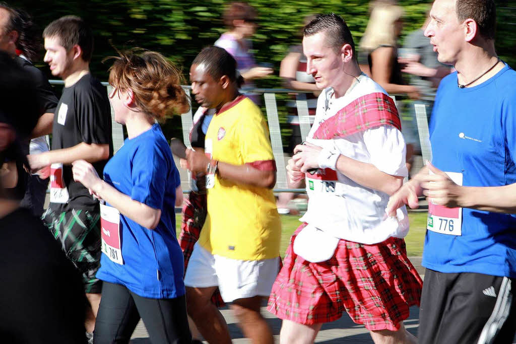 Business Run in Freiburg: Bei dem Firmenlauf ber sechs Kilometer rund um das SC-Stadion und entlang der Dreisam werden jeweils die Zeiten von drei Lufern einer Firma zusammen gewertet. Mit einer Gesamtzeit von 1:01:17 Stunde lie das Team 