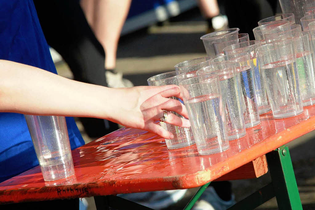 Business Run in Freiburg: Bei dem Firmenlauf ber sechs Kilometer rund um das SC-Stadion und entlang der Dreisam werden jeweils die Zeiten von drei Lufern einer Firma zusammen gewertet. Mit einer Gesamtzeit von 1:01:17 Stunde lie das Team 