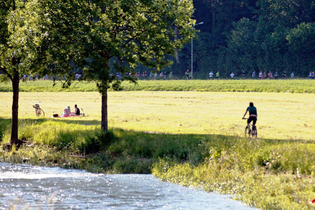 Business Run in Freiburg: Bei dem Firmenlauf ber sechs Kilometer rund um das SC-Stadion und entlang der Dreisam werden jeweils die Zeiten von drei Lufern einer Firma zusammen gewertet. Mit einer Gesamtzeit von 1:01:17 Stunde lie das Team 