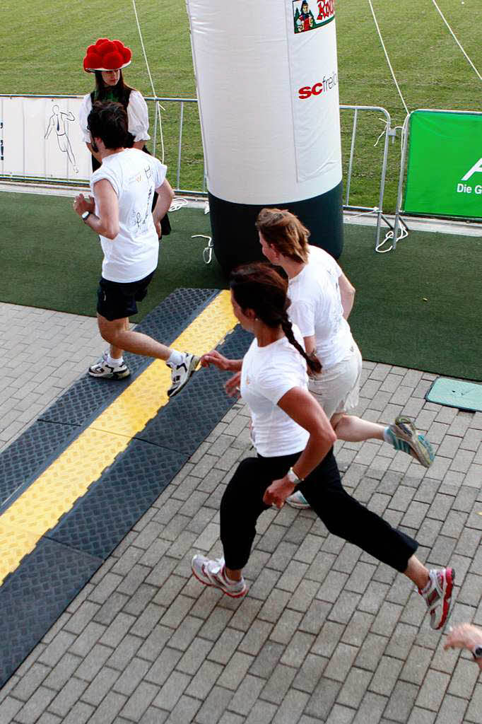 Business Run in Freiburg: Bei dem Firmenlauf ber sechs Kilometer rund um das SC-Stadion und entlang der Dreisam werden jeweils die Zeiten von drei Lufern einer Firma zusammen gewertet. Mit einer Gesamtzeit von 1:01:17 Stunde lie das Team 