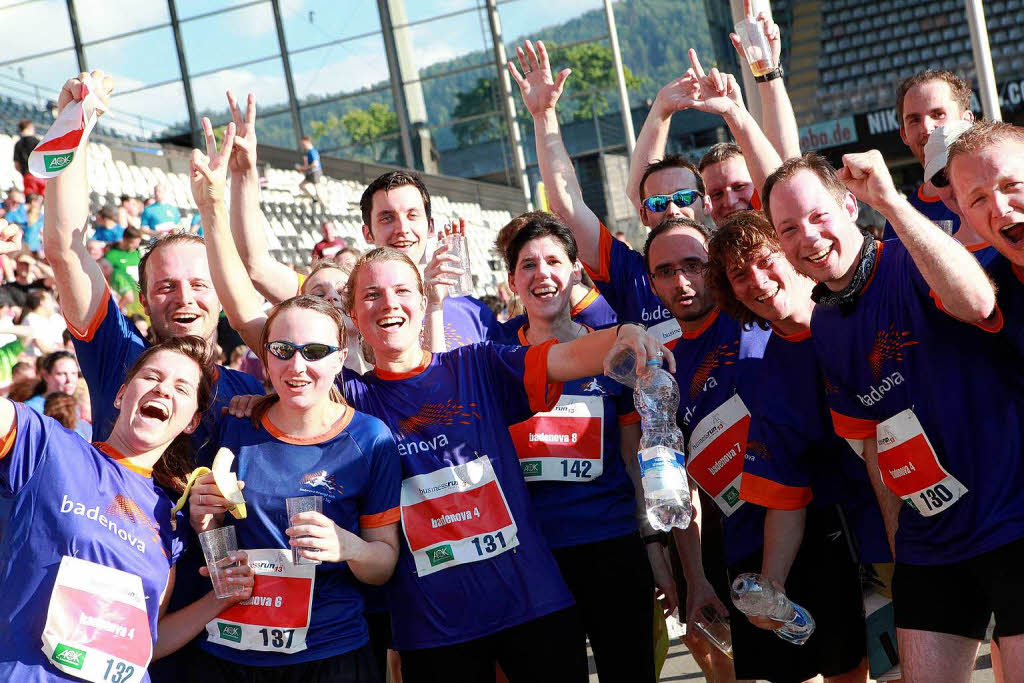 Business Run in Freiburg: Bei dem Firmenlauf ber sechs Kilometer rund um das SC-Stadion und entlang der Dreisam werden jeweils die Zeiten von drei Lufern einer Firma zusammen gewertet. Mit einer Gesamtzeit von 1:01:17 Stunde lie das Team 