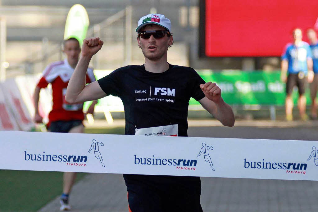 Business Run in Freiburg: Bei dem Firmenlauf ber sechs Kilometer rund um das SC-Stadion und entlang der Dreisam werden jeweils die Zeiten von drei Lufern einer Firma zusammen gewertet. Mit einer Gesamtzeit von 1:01:17 Stunde lie das Team 