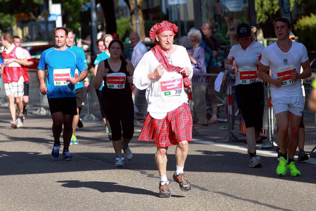 Business Run in Freiburg: Bei dem Firmenlauf ber sechs Kilometer rund um das SC-Stadion und entlang der Dreisam werden jeweils die Zeiten von drei Lufern einer Firma zusammen gewertet. Mit einer Gesamtzeit von 1:01:17 Stunde lie das Team 