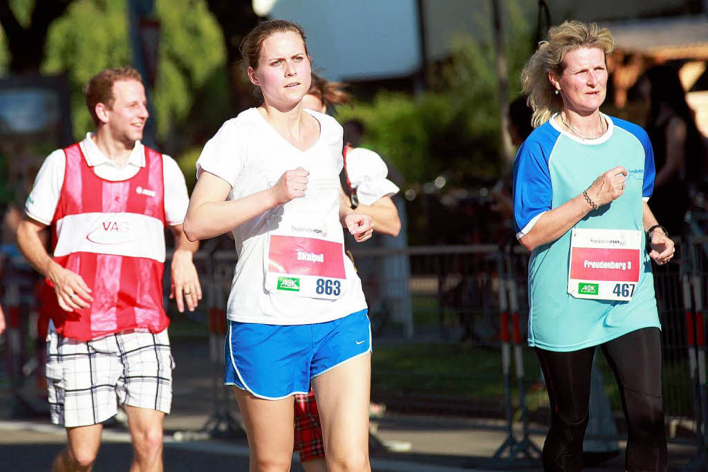 Business Run in Freiburg: Bei dem Firmenlauf ber sechs Kilometer rund um das SC-Stadion und entlang der Dreisam werden jeweils die Zeiten von drei Lufern einer Firma zusammen gewertet. Mit einer Gesamtzeit von 1:01:17 Stunde lie das Team 