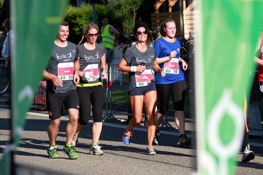 Business Run in Freiburg: Bei dem Firmenlauf ber sechs Kilometer rund um das SC-Stadion und entlang der Dreisam werden jeweils die Zeiten von drei Lufern einer Firma zusammen gewertet. Mit einer Gesamtzeit von 1:01:17 Stunde lie das Team 