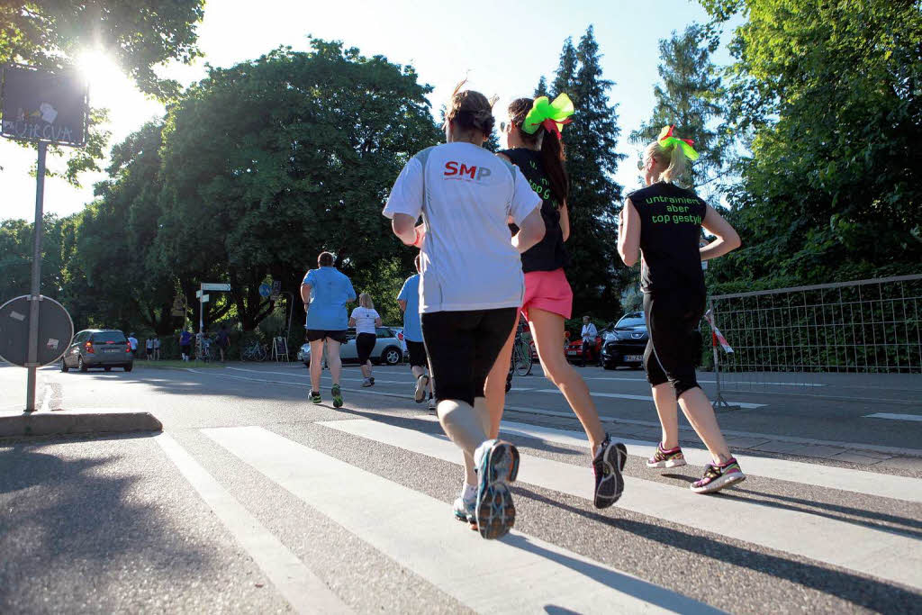 Business Run in Freiburg: Bei dem Firmenlauf ber sechs Kilometer rund um das SC-Stadion und entlang der Dreisam werden jeweils die Zeiten von drei Lufern einer Firma zusammen gewertet. Mit einer Gesamtzeit von 1:01:17 Stunde lie das Team 