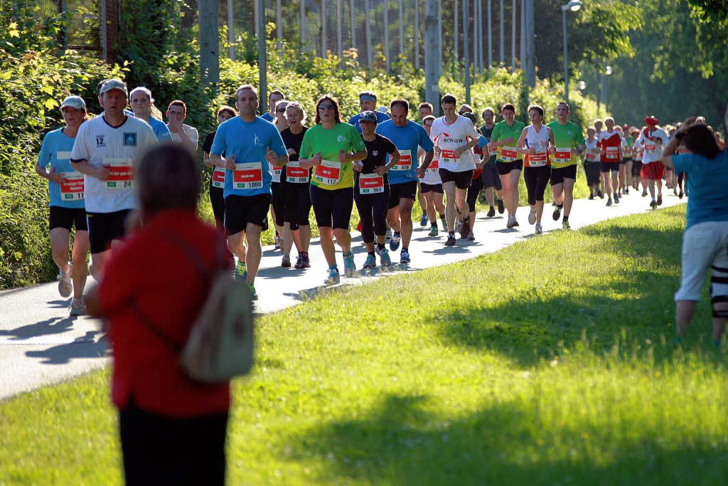 Business Run in Freiburg: Bei dem Firmenlauf ber sechs Kilometer rund um das SC-Stadion und entlang der Dreisam werden jeweils die Zeiten von drei Lufern einer Firma zusammen gewertet. Mit einer Gesamtzeit von 1:01:17 Stunde lie das Team 