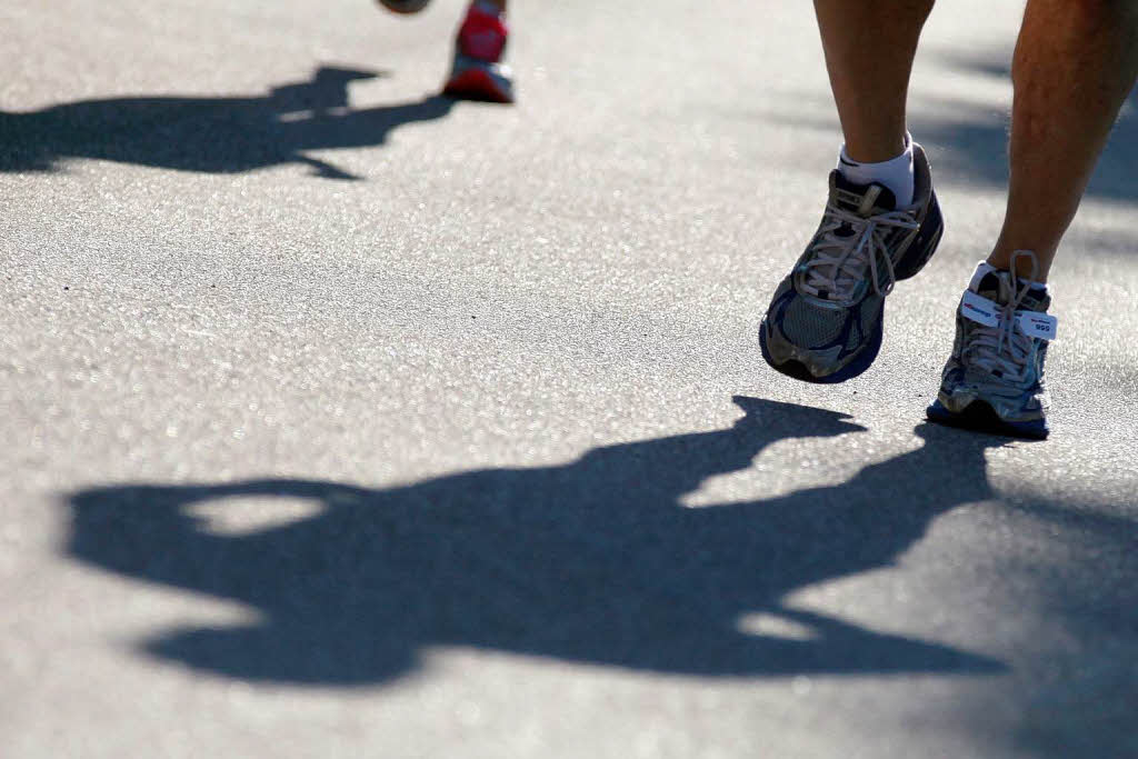 Business Run in Freiburg: Bei dem Firmenlauf ber sechs Kilometer rund um das SC-Stadion und entlang der Dreisam werden jeweils die Zeiten von drei Lufern einer Firma zusammen gewertet. Mit einer Gesamtzeit von 1:01:17 Stunde lie das Team 