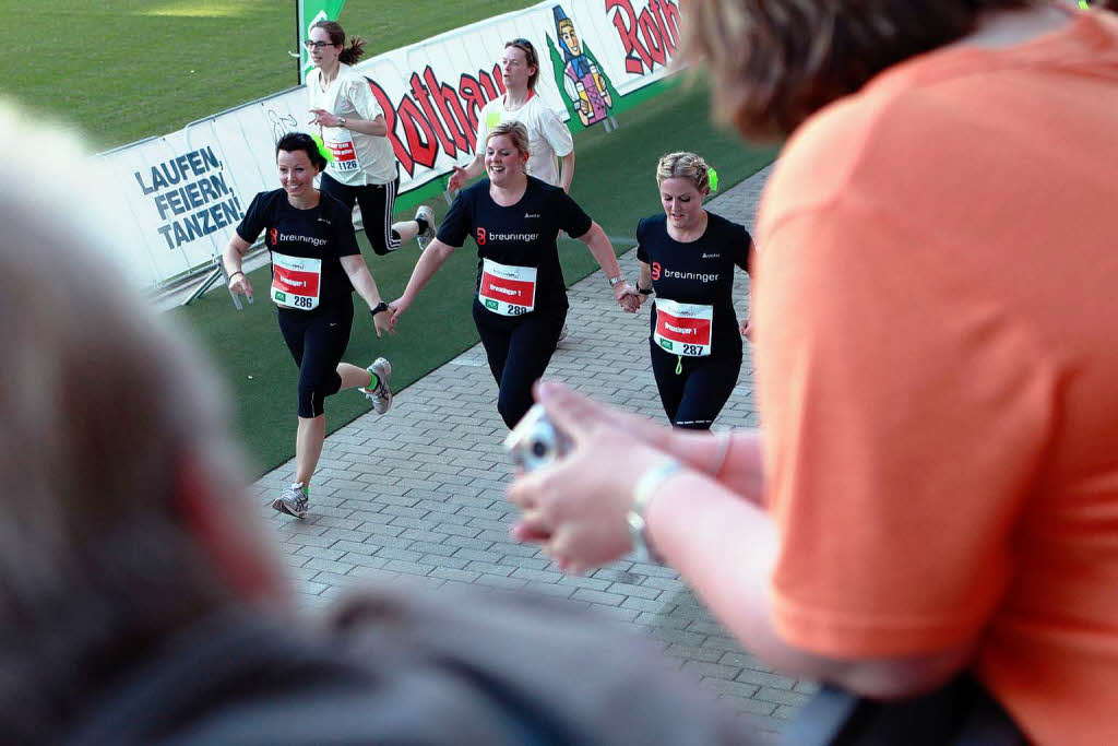 Business Run in Freiburg: Bei dem Firmenlauf ber sechs Kilometer rund um das SC-Stadion und entlang der Dreisam werden jeweils die Zeiten von drei Lufern einer Firma zusammen gewertet. Mit einer Gesamtzeit von 1:01:17 Stunde lie das Team 