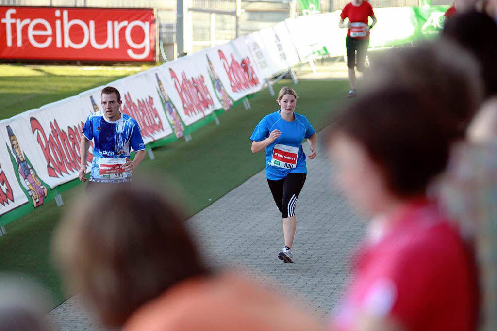 Business Run in Freiburg: Bei dem Firmenlauf ber sechs Kilometer rund um das SC-Stadion und entlang der Dreisam werden jeweils die Zeiten von drei Lufern einer Firma zusammen gewertet. Mit einer Gesamtzeit von 1:01:17 Stunde lie das Team 