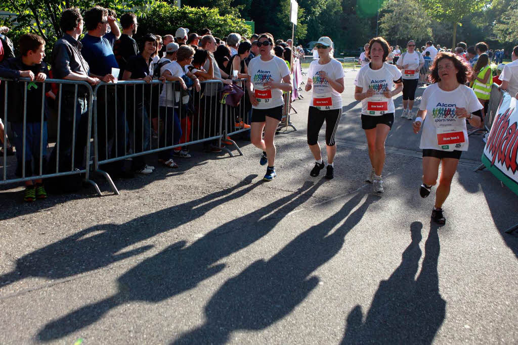 Business Run in Freiburg: Bei dem Firmenlauf ber sechs Kilometer rund um das SC-Stadion und entlang der Dreisam werden jeweils die Zeiten von drei Lufern einer Firma zusammen gewertet. Mit einer Gesamtzeit von 1:01:17 Stunde lie das Team 