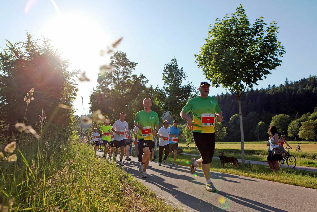 Business Run in Freiburg: Bei dem Firmenlauf ber sechs Kilometer rund um das SC-Stadion und entlang der Dreisam werden jeweils die Zeiten von drei Lufern einer Firma zusammen gewertet. Mit einer Gesamtzeit von 1:01:17 Stunde lie das Team 