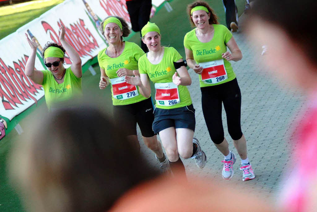 Business Run in Freiburg: Bei dem Firmenlauf ber sechs Kilometer rund um das SC-Stadion und entlang der Dreisam werden jeweils die Zeiten von drei Lufern einer Firma zusammen gewertet. Mit einer Gesamtzeit von 1:01:17 Stunde lie das Team 