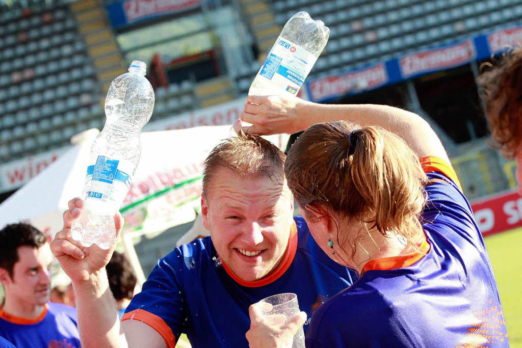 Business Run in Freiburg: Bei dem Firmenlauf ber sechs Kilometer rund um das SC-Stadion und entlang der Dreisam werden jeweils die Zeiten von drei Lufern einer Firma zusammen gewertet. Mit einer Gesamtzeit von 1:01:17 Stunde lie das Team 