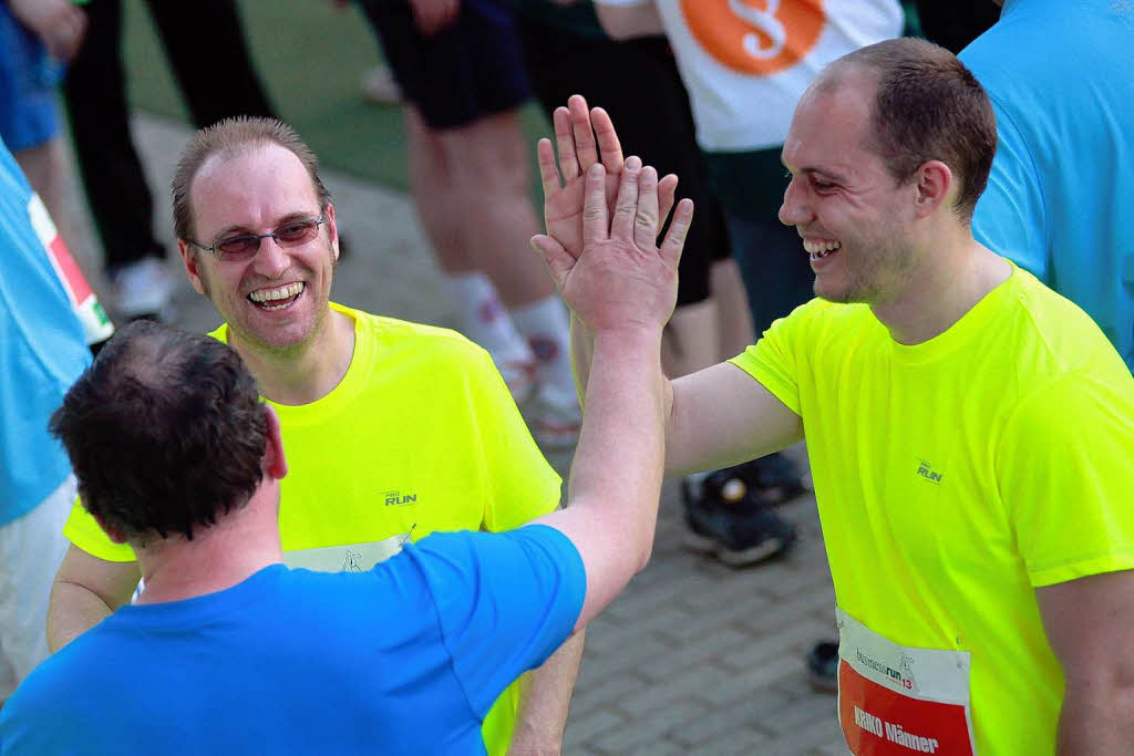 Business Run in Freiburg: Bei dem Firmenlauf ber sechs Kilometer rund um das SC-Stadion und entlang der Dreisam werden jeweils die Zeiten von drei Lufern einer Firma zusammen gewertet. Mit einer Gesamtzeit von 1:01:17 Stunde lie das Team 