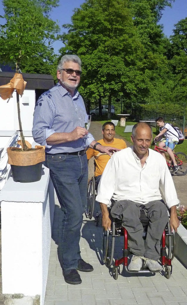 Die Rollstuhlfahrer freuen sich ber d..., links Vorsitzender Ludwig Limberger.  | Foto: Rasenberger
