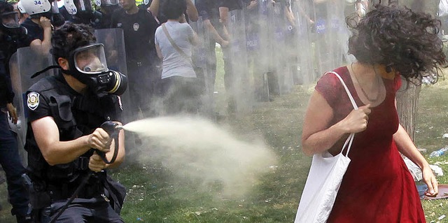 Ceyda Sungur ist dem Angriff des Polizisten schutzlos ausgeliefert.  | Foto: Reuters
