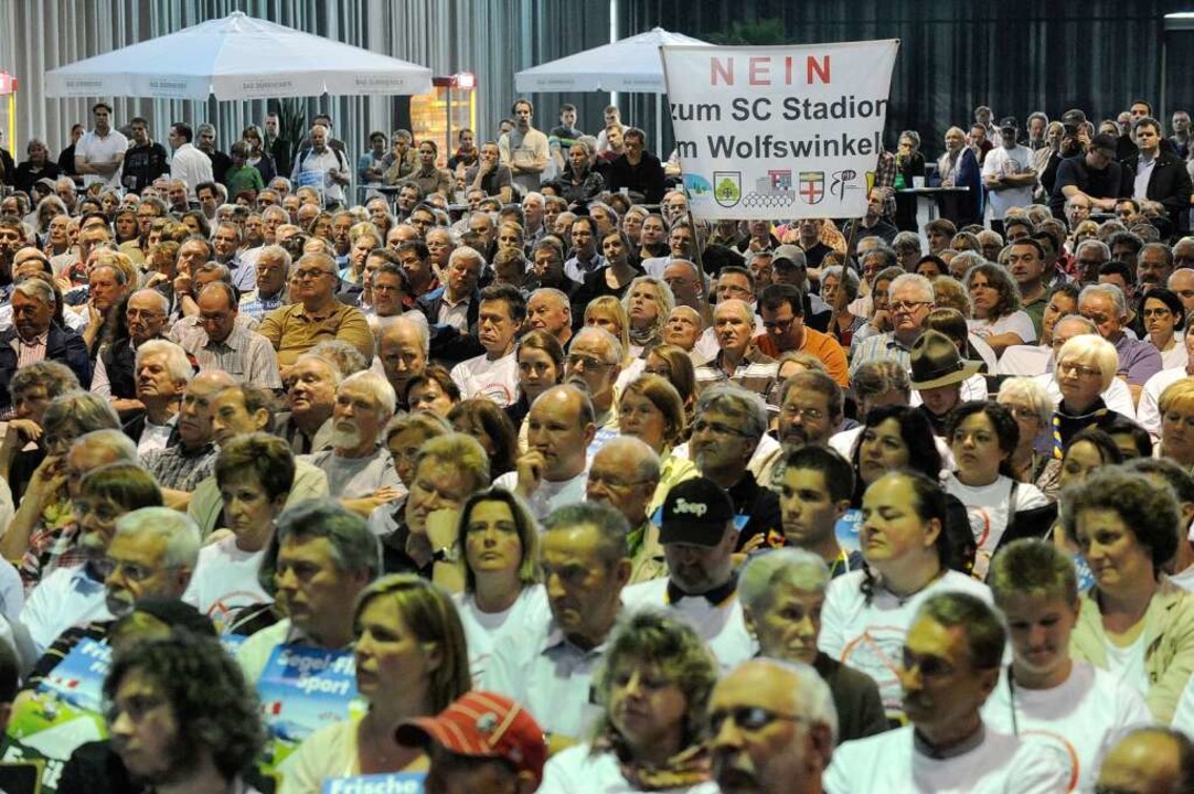 Stadiondebatte in der Messe Freiburg  | Foto: Rita Eggstein