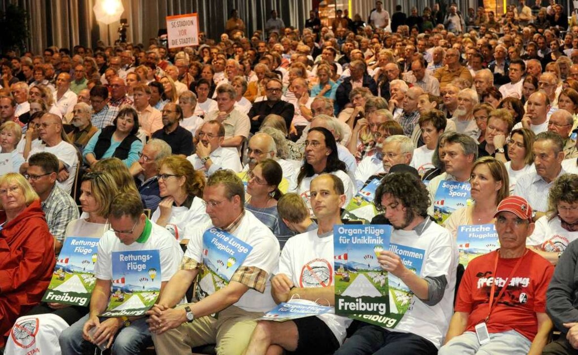 Stadiondebatte in der Messe Freiburg  | Foto: Rita Eggstein