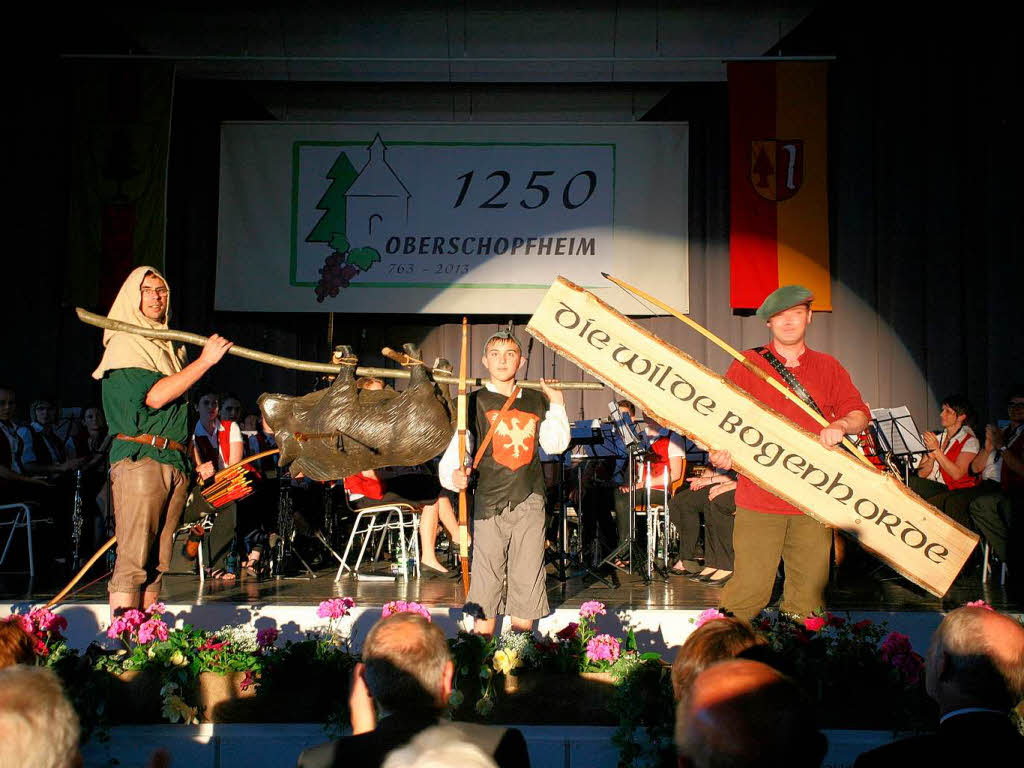 Beim Festbankett wurden Zeitzeugengesprche gefhrt und es stellten sich die 19 Themenhfe vor. Musikverein und Chorgemeinschaft umrahmten den Abend musikalisch.