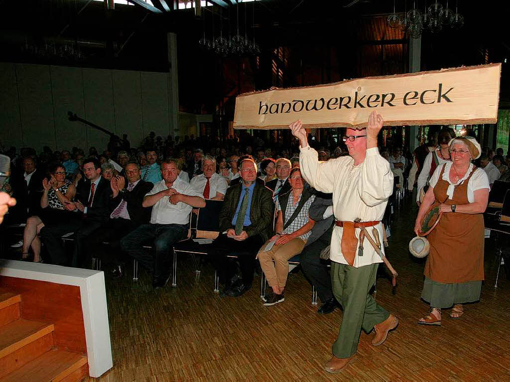 Beim Festbankett wurden Zeitzeugengesprche gefhrt und es stellten sich die 19 Themenhfe vor. Musikverein und Chorgemeinschaft umrahmten den Abend musikalisch.