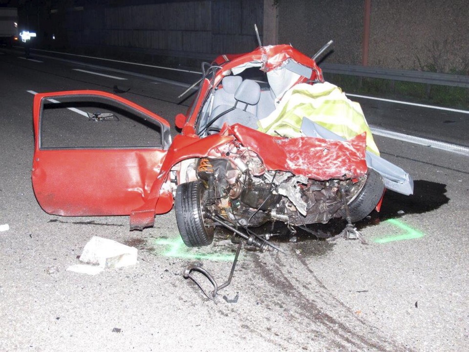 Der Unfallwagen des Geisterfahrers  | Foto: dpa