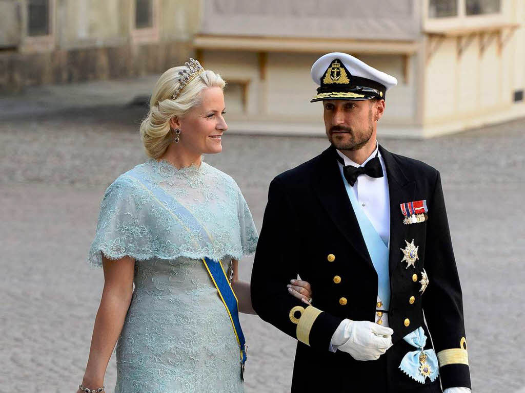 Unter den 400 Gsten waren neben der Knigsfamilie der dnische Kronprinz Frederik und der norwegische Thronfolger Haakon. Ohne ihren Ehemann Frst Albert kam Monacos Frstin Charlne.