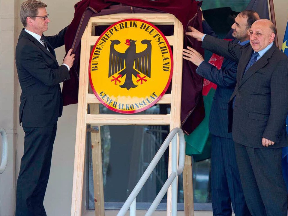 Guido Westerwelle (l) weiht zusammen m...der, das Deutsche Generalkonsulat ein.  | Foto: dpa