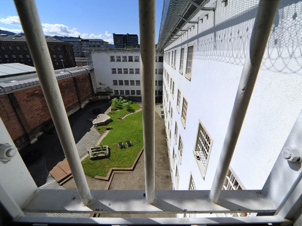 Blick aus dem Gebäude der Freiburger Justizvollzugsanstalt (JVA).  | Foto: Thomas Kunz