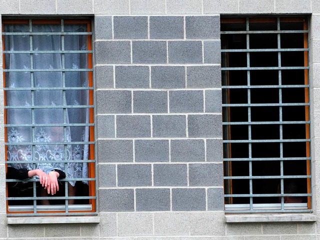 Ein Hftling der Justizvollzugsanstalt Dresden schaut aus seiner Zelle.  | Foto: dpa