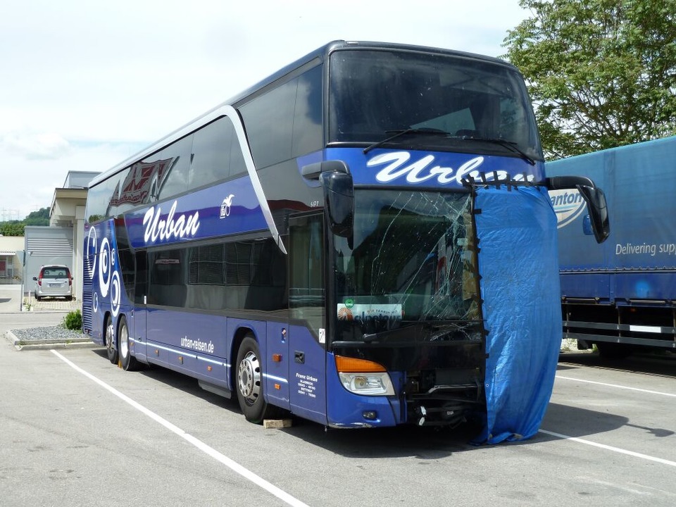 Der Bus nach dem Unfall.  | Foto: Utke