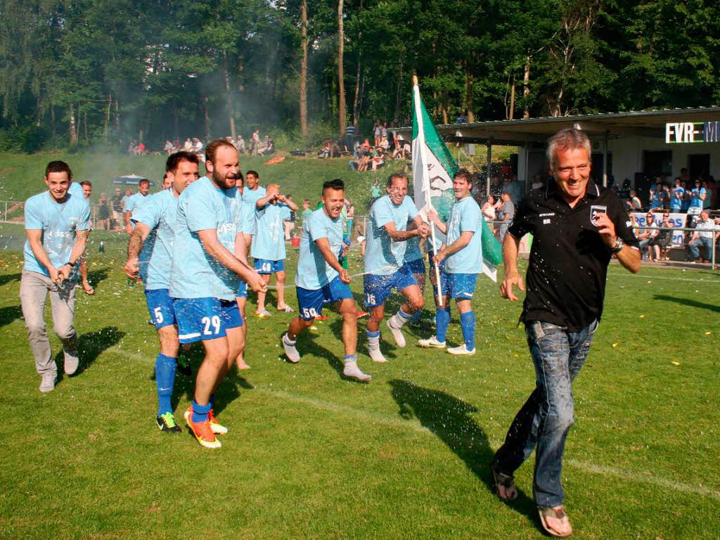 Bernd RADZIWILL (Trainer FV Rammersweier) flchtet nach dem Spiel vor seiner Mannschaft