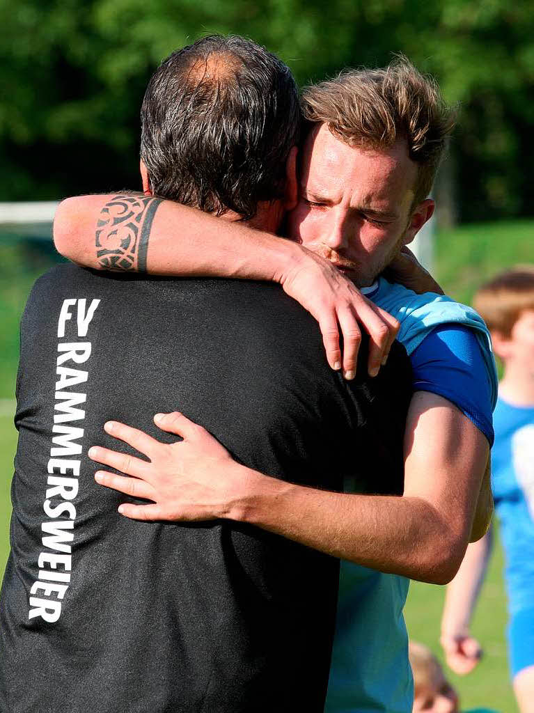 Bernd RADZIWILL (Trainer FV Rammersweier, vorne) umarmt Marco MAIER nach dem Spiel