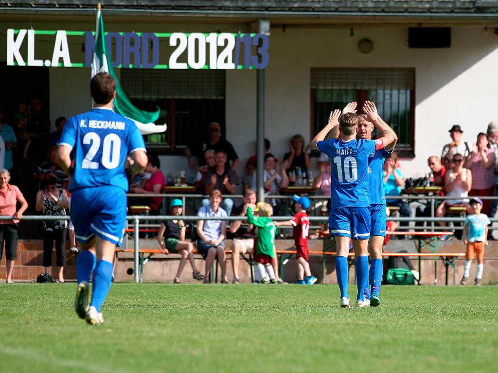 Bejubeln das 2:0 durch Marco MAIER (10), Marc HUG (dahinter) und Kai HECKMANN (20, alle FV Rammersweier)