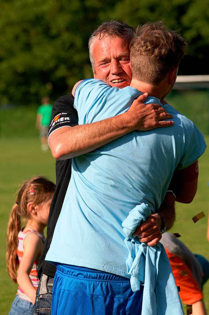 Bernd RADZIWILL (Trainer FV Rammersweier, hinten) umarmt seine Spieler