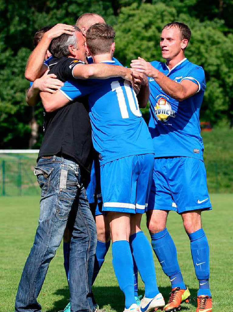 Bernd RADZIWILL (Trainer FV Rammersweier, links) freut sich ber die 1:0 Fhrung durch Marc HUG (FV Rammersweier, verdeckt)