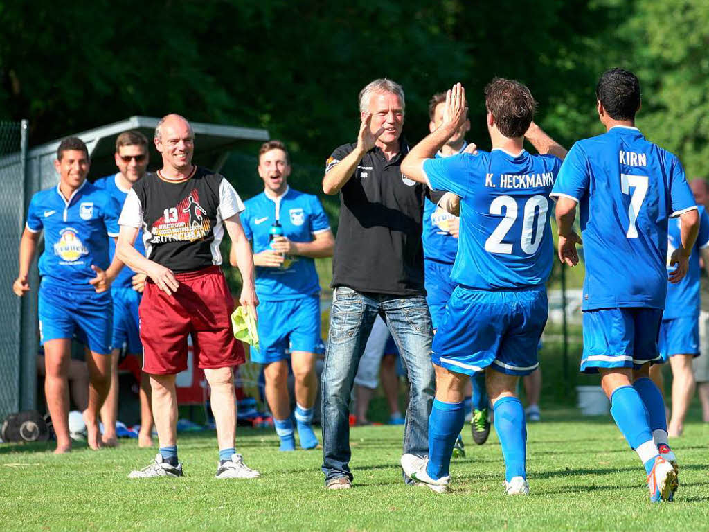 Bernd RADZIWILL (Trainer FV Rammersweier) gratuliert Kai HECKMANN (20) zum erzielten Tor zum 3:0