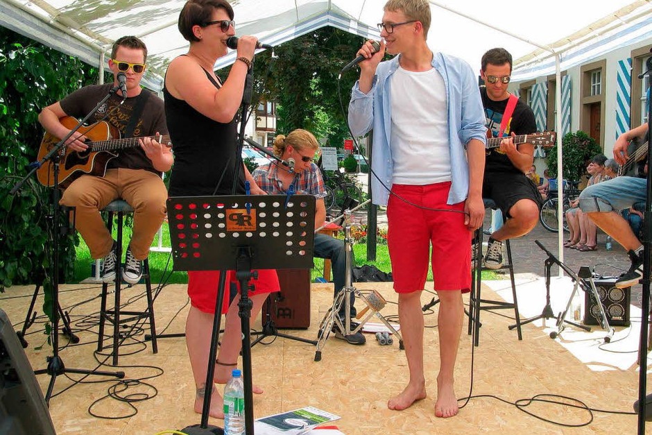 Den Auftritt mit den meisten Besuchern hatte Pocket Rock, die Band aus Rheinweiler - ihre alemannischen Texte auf bekannte Rockmelodien zogen mehr als 200 Zuhörer an. (Foto: Jutta Schütz) Den Auftritt mit den meisten Besuchern hatte Pocket Rock, die Band aus Rheinweiler - ihre alemannischen Texte auf bekannte Rockmelodien zogen mehr als 200 Zuhörer an. (Foto: Jutta Schütz)