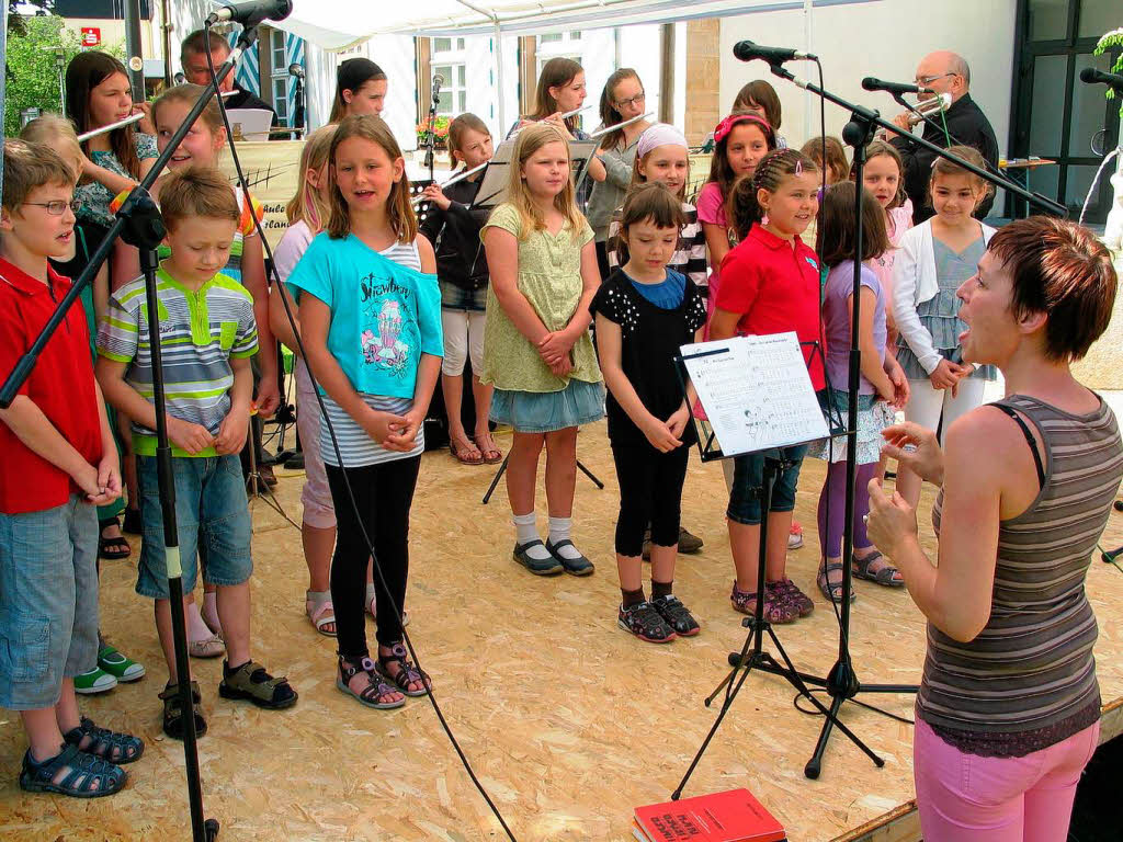 Einen gemeinsamen Auftritt hatten Kinderchor und Jugendmusikschule mit bekannten und unbekannteren Mundartliedern.