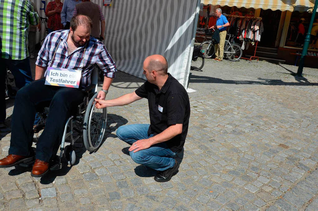 Bevor es losgeht, weist mich Christian Minut erst einmal in die Technik ein. Bevor es losgeht, weist mich Christian Minut erst einmal in die Technik ein.